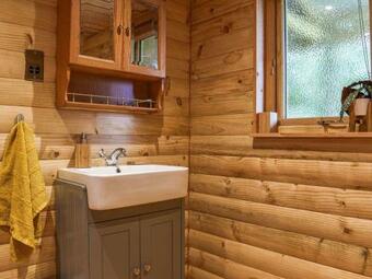 Uk39192 - The Cabin