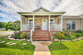 Vibrant Cottage With Private Hot Tub, Fire Pit!