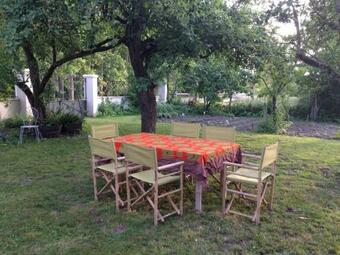 Lovely Cottage With Big Garden_razines