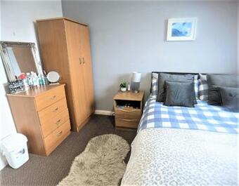 Hostal Guest Rooms In Liverpool City Centre, Free Parking