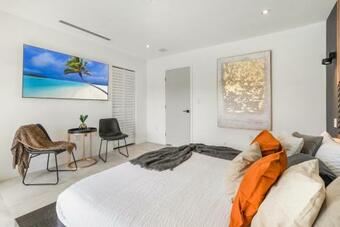 Modern 5 Bedrooms Heated Pool 14 Guest (P1)