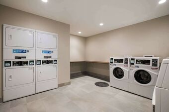 Hotel Everhome Suites Corona