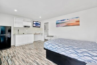 Tradewinds Motel