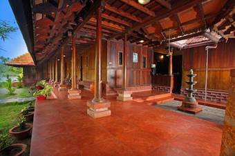 Hotel Kondai Lip Backwater Heritage Resort