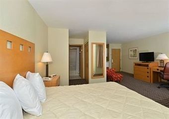 Hotel Quality Inn & Suites At Metro Center