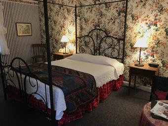 Posada 1896 House Country Inn - Brookside & Pondside