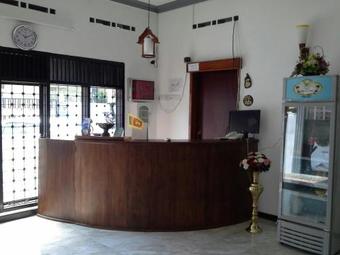 Hostal Yaarl Holiday Inn