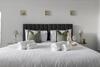 Beachcliffe House - Sea Front Property - Sleeps 10 - Pet Friendly