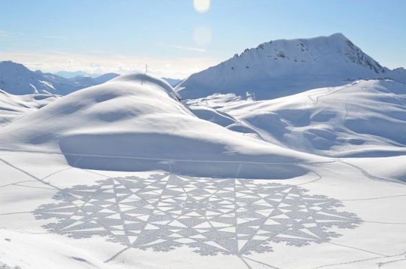 Hay un hombre que hace dibujos gigantes en la nieve - Houdinis