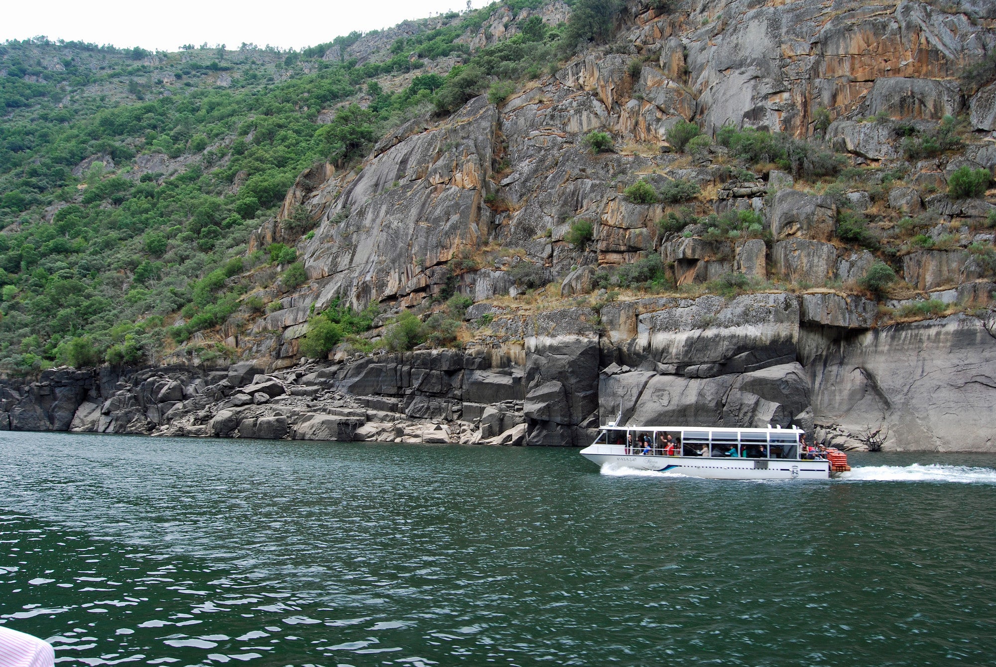 Si el mundo se desmorona, ven a la Ribeira Sacra, hay vino. - Houdinis