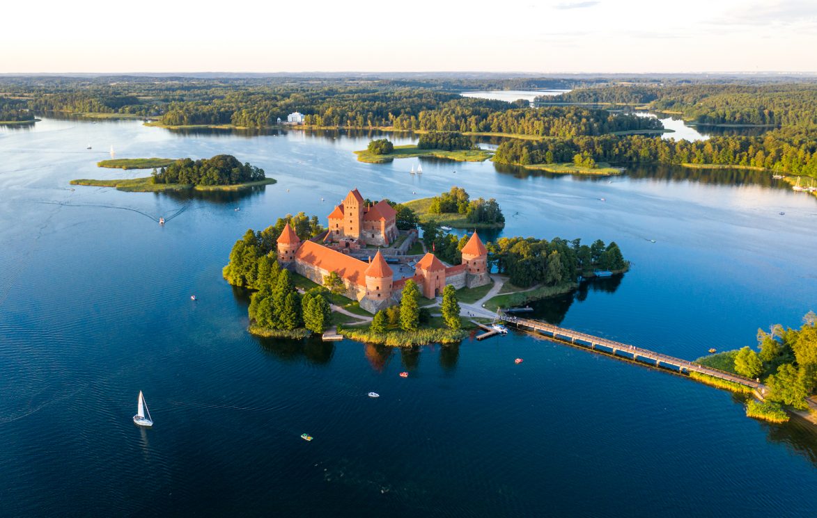 Castillo de Trakai en el lago Galvė