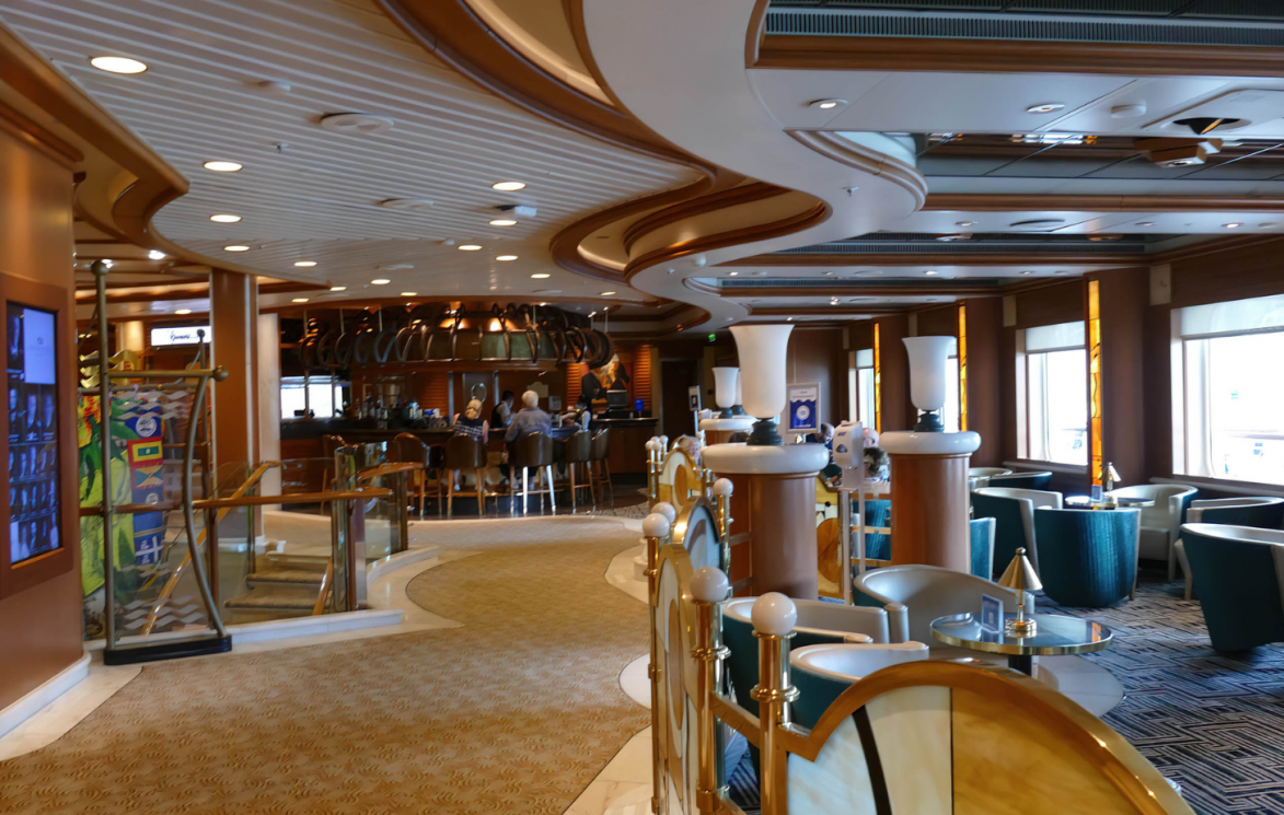 interior de un restaurante en un crucero