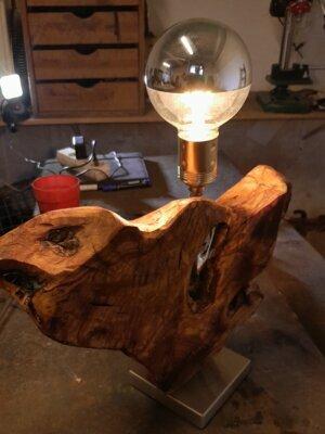Transforma la madera de una olivera milenaria en una lámpara