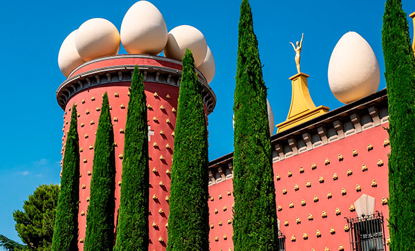 El universo de Dalí en Figueres y los pueblos medievales de Girona